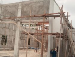 Keterangan : Proses Penyelesaian Kantor BPU Desa Muara Wahau.