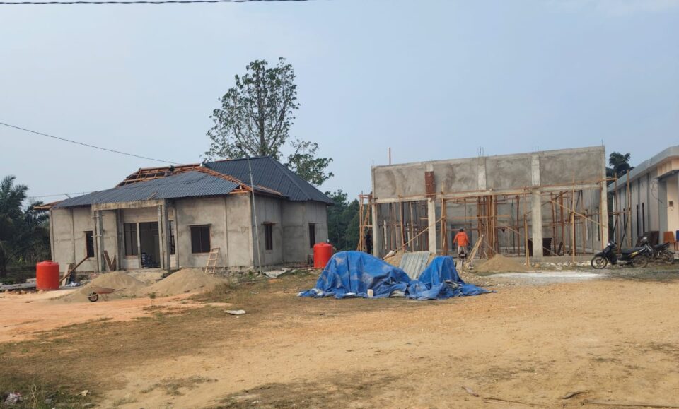 Keterangan Foto: Proses pembangunan Kantor Desa Muara Wahau, Kecamatan Muara Wahau, Kutim, sebagai bagian dari upaya pemerintah desa memulihkan dan meningkatkan fasilitas pelayanan bagi masyarakat. (Foto/Kades Muara Wahau)