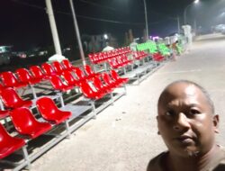 Keterangan : Proses Pemasangan Kursi Tribun Portabel Multifungsi. Kades Muara Wahau, Supiansyah Gazali.